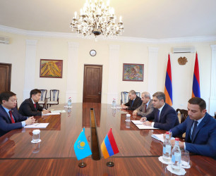 Директор СНБ РА принял Чрезвычайного и Полномочного Посла Республики Казахстан в РА Тимура Уразаева