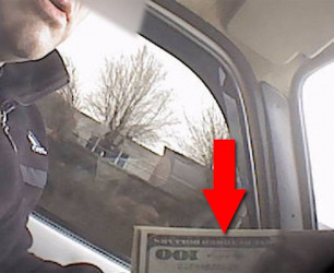 A Policeman was arrested while taking a Bribe